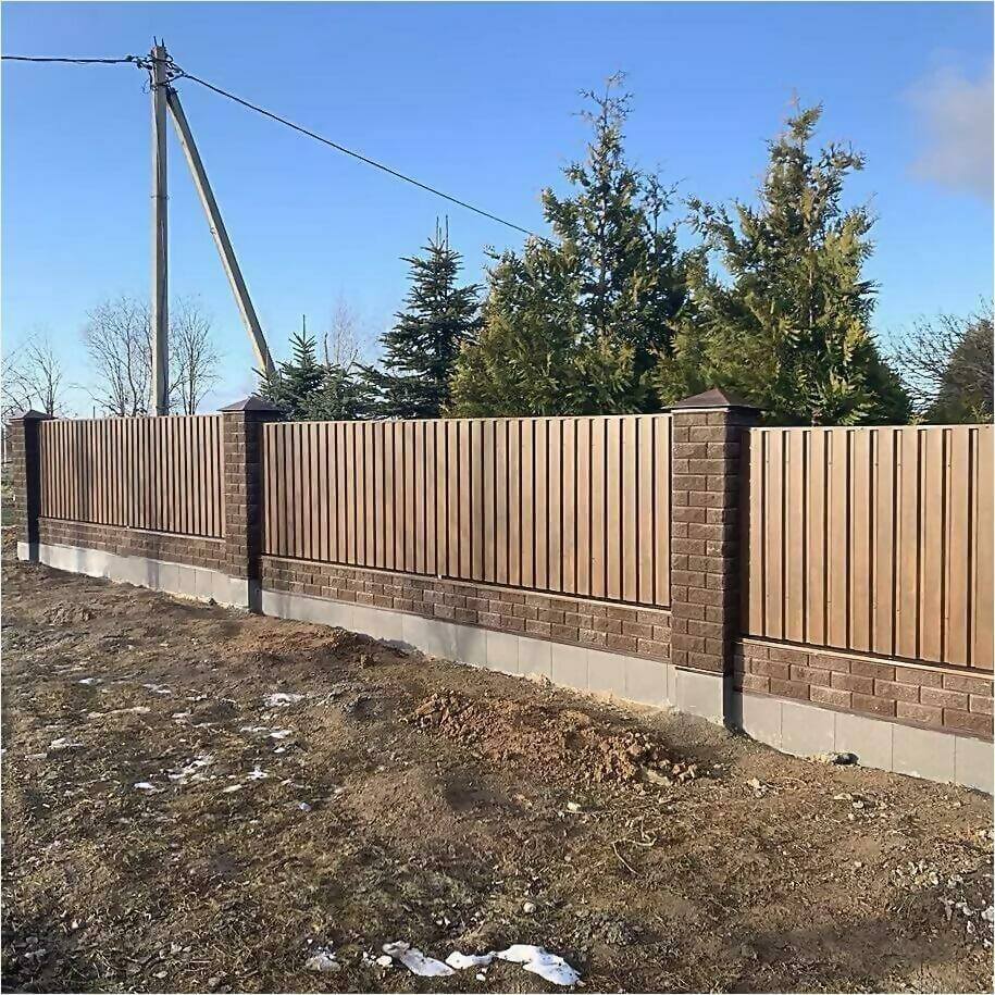 Забор из профлиста НС-21 цвет Printech темное дерево фото1 в Светлограде