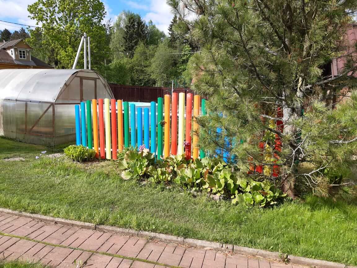 забор из разноцветного штакетника односторонний фото1 в Светлограде