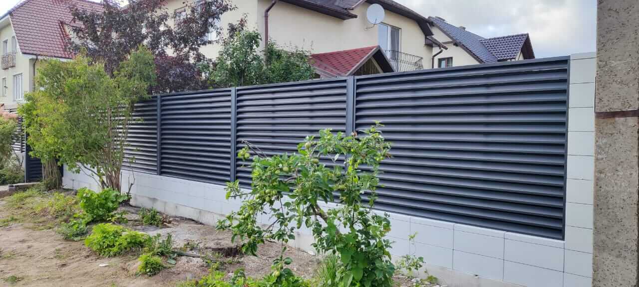 Забор-жалюзи из ламелей ЭКО-Z 17м RAL7024 Серый Графит фото 6 в Светлограде