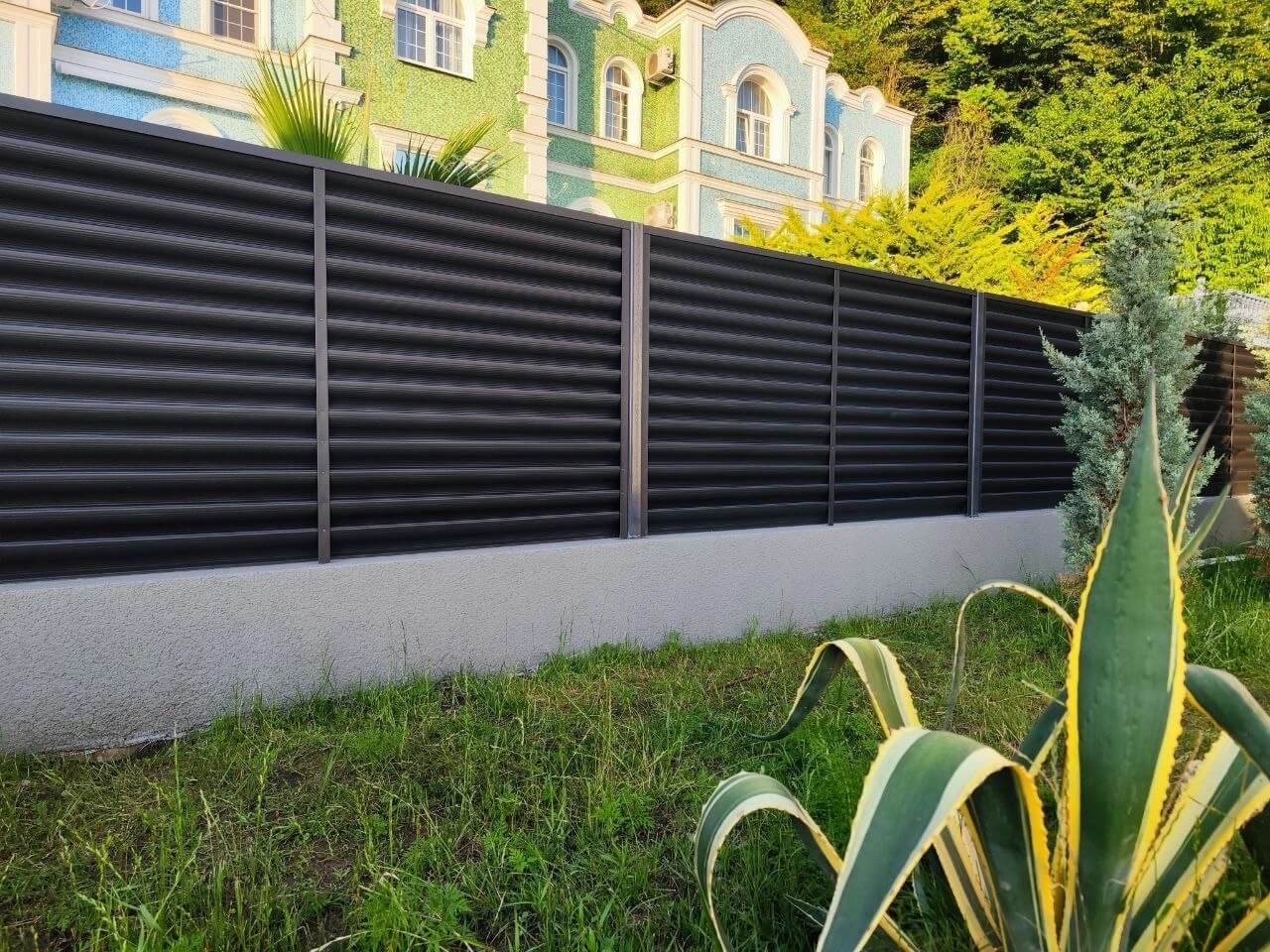 Забор-жалюзи из ламелей еврожалюзи 24м RAL7024 Серый Графит фото 5 в Светлограде