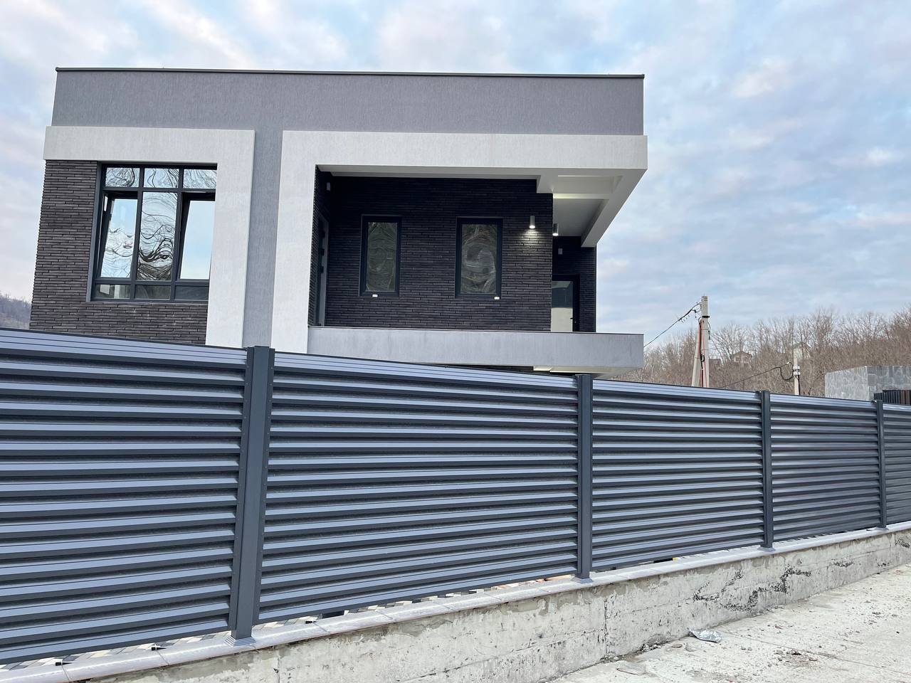 Забор-жалюзи из ламелей ЭКО-Z усиленных RAL7024/7024 Серый Графит двусторонний в Светлограде