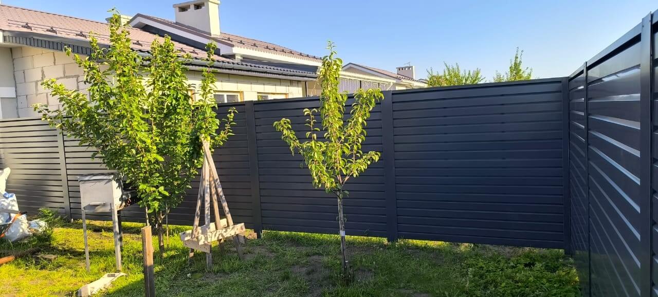 Забор-жалюзи из ламелей Хай-Тек 62м RAL7024/7024 Серый Графит двусторонний фото 4 в Светлограде